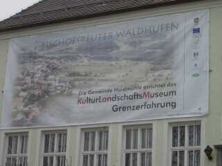Das Baustellenschild an der Alten Schule in Bischofreut